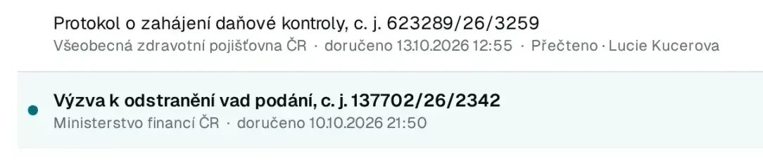 Zprávy v datové schránce klienta: přečtený protokol o zahájení daňové kontroly a nepřečtená výzva Ministerstva financí k odstranění vad podání.